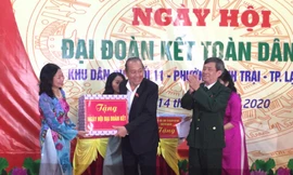 Phó thủ tướng Trương Hòa Bình (giữa) tặng quà cho nhân dân khối 11, phường Vĩnh Trại, TP Lạng Sơn .Ảnh: Duy Chiến 