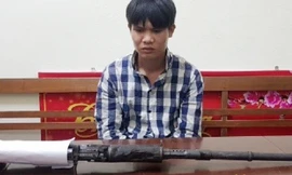 Đối tượng Dũng cùng tang vật tại cơ quan công an. Ảnh: V. Dũng 