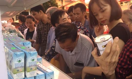 Trên 200 hộ dân nghèo ở huyện Cao Lộc tham gia "Chợ nhân đạo". Những nhu yếu phẩm thiết yếu cho cuộc sống hàng ngày rất "đắt hàng" .Ảnh: Duy Chiến 