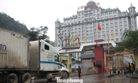 Lượng hàng thông quan qua biên giới ở cửa khẩu Tân Thanh đã trở nên hanh thông, dễ dàng. Ảnh Duy Chiến