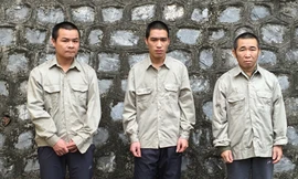 Ba đối tượng mua bán súng quân dụng tại cơ quan công an *ảnh: N.T