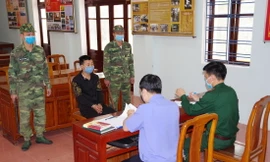 Đối tượng Chu Văn Tằng khai nhận hành vi tại cơ quan Biên phòng Lạng Sơn .Ảnh: V.T