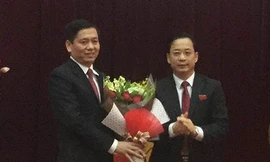 Anh Nguyễn Long Hải (bìa trái) nhận hoa chúc mừng