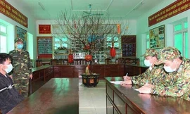 Đối tượng Thầm (bìa trái) khai nhận hành vi tại Biên phòng Lạng Sơn .Ảnh: V. Toàn