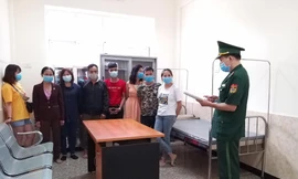 Số người nhập cảnh trái phép bị bắt giữ tại đường mòn, được đưa về nơi kiểm tra y tế .Ảnh: Duy Chiến