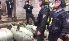 Lực lượng công an bảo vệ hàng hóa đã tịch thu trên đường mòn biên giới .Ảnh: Duy Chiến