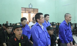 Các bị cáo khai nhận hành vi buôn bán ma túy tại Tòa án tỉnh Cao Bằng. *ảnh: TL