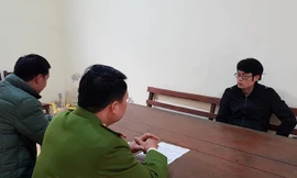 Một đối tượng (bìa phải) trong nhóm sử dụng công nghệ cao để chiếm đoạt tiền trong tài khoản khai báo tại cơ quan công an Lạng Sơn .Ảnh: TL 