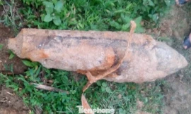 Quả bom được trục vớt sau khi phát hiện trong vườn nhà ông Đâu .Ảnh: Duy Chiến