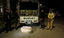 Giáp và Linh cùng tang vật.Ảnh: Trung Kiên