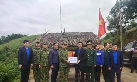 Anh Nguyễn Ngọc Lương, Bí thư T.Ư Đoàn, tặng quà lực lượng biên phòng thực hiện nhiệm vụ ở khu vực biên giới.