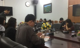 Bà Tr bị lập biên bản về hành vi đưa thông tin không đúng sự thật trên mạng xã hội .Ảnh: Duy Chiến