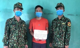 Đối tượng Lợi (giữa) bị bắt vì hành vi đưa người trái phép qua biên giới. Ảnh: L. Đồng 