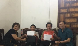 Báo Tiền Phong và nhà hảo tâm tặng quà, hỗ trợ cho các cựu TNXP khó khăn trên địa bàn huyện Bắc Sơn .Ảnh: Duy Chiến 