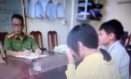 Cô L (ngoài cùng, bên phải) tại cơ quan công an .Ảnh: Duy Chiến