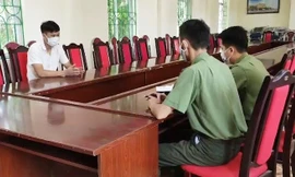 Hoàng Văn N (bìa trái) nhận khuyết điểm và chịu nộp phạt vì đăng tải sai trái trên mạng xã hội .Ảnh: T. Bôn