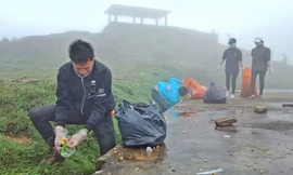 Rác thải ứ đọng ở rãnh thoát nước trên đỉnh Mẫu Sơn *ảnh: Hoàng Huy