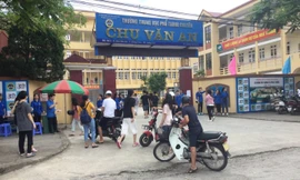 Đầu giờ chiều 564 thí sinh đã tập trung ở trường chuyên Chu văn An (thành phố Lạng Sơn) để làm thủ tục thi .Ảnh: Duy Chiến