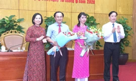 Hai tân Phó chủ tịch tỉnh Lạng Sơn (giữa) nhận hoa chúc mừng của lãnh đạo tỉnh .Ảnh: Duy Chiến 