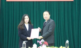 Bà Thùy (bìa trái) , nhận quyết định bổ nhiệm làm Phó GĐ sở Ngoại vụ Lạng Sơn .Ảnh M.Đức