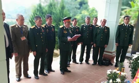 Các cựu chiến binh Hậu cần Sư 337 thành kính dâng hương tưởng niệm đồng đội đã hy sinh tại cầu Khánh Khê .Ảnh: Duy Chiến