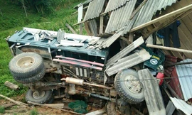 Cú đâm trực diện, chiếc xe chui tọt vào trong nhà đổ sụp *ảnh: D.C