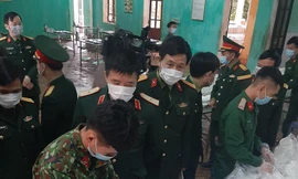Trưa nay (7/2), Thiếu tướng Phan Văn Tường và đoàn công tác của Quân Khu I đến kiểm tra công tác hậu cần tại Trung đoàn 123 .Ảnh: Dương Nguyên 