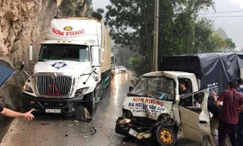 Cú đâm mạnh, trực diện, chiếc xe ô tô tải xoay ngang đường, suýt rơi xuống vực sâu. Ảnh: TL