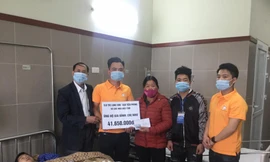 Đoàn thiện nguyện đã trao trên 42 triệu đồng cho đại diện gia đình em Nguyễn Khắc Hùng .Ảnh: Thanh Hiền 