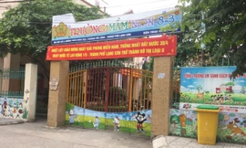 Sáng 22/5, lực lượng điều tra gặp nhà trường mầm non 8/3 và triệu tập cô giáo Q chứ không phải bắt khẩn cấp như tin đồn .Ảnh: Duy Chiến