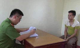 Đối tượng Hoàn (bìa phải) tại cơ quan công an .Ảnh: Minh Anh