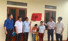 Đại diện báo Tiền Phong, Tỉnh đoàn Lạng Sơn cùng cấp ủy, chính quyền địa phương tổ chức Lễ Khánh thành nhà mới cho chị Liễu Thị Mơ .Ảnh: Duy Chiến 