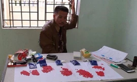 Đối tượng Lộc và tang vật tại cơ quan công an. Ảnh: T.L
