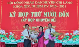 Phó chủ tịch HĐND tỉnh Lạng Sơn (giữa) tặng hoa chức mừng ông Phùng Văn Nghĩa (bìa trái) và ông Vi Nông Trường (bìa phải) .Ảnh: Duy Chiến