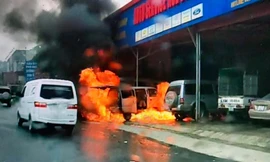 Chiếc xe Suzuki bỗng nhiên trở thành những cột lửa bùng cháy dữ dội .Ảnh: Duy Chiến