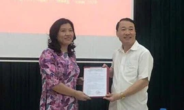 Lãnh đạo HĐND tỉnh tặng hoa chúc mừng bà Trần Thị Sơn Thùy (bìa trái). Ảnh: Duy Chiến