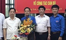 Ông Hoàng Văn Nghiệm, Phó bí thư thường trực tỉnh ủy Lang Sơn trao Quyết định, tặng hoa chúc mừng tân Phó chủ tịch Hội Nông dân tỉnh Lạng Sơn .Ảnh: Duy Chiến