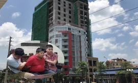 Tòa nhà, nơi trùm Voòng nhận, trả tiền mua ma túy (ảnh lớn), ông Voòng bị bắt giữ (ảnh nhỏ). Ảnh: TL