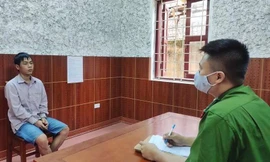 Đối tượng Bốn (bìa trái) khai nhận hành vi tại cơ quan điều tra .Ảnh: H.Mỹ 