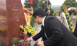 Đại diện Đảng cộng sản Nhật Bản thắp nhang bia mộ nhà báo Takano ISao tại Nghĩa trang Hoàng Đồng .Ảnh: Duy Chiến