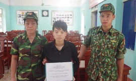 Đối tượng Nguyệt (giữa) bị bắt giữ khi mang trẻ sơ sinh qua đường mòn biên giới .Ảnh: Vi Toàn