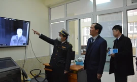 Phó chủ tịch tỉnh Lạng Sơn Dương Xuân Huyên (giữa) kiểm tra công tác phòng chống dịch tại cửa khẩu Hữu Nghị .Ảnh: Duy Chiến