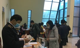 Khách qua cửa khẩu quốc tế Hữu Nghị được kiểm tra sức khỏe theo quy định .Ảnh: Duy Chiến