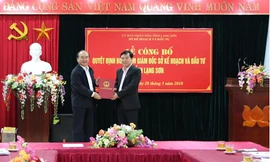 Ông Nguyễn Hữu Chiến nhận quyết định làm Giám đốc Sở KH-ĐT. Ảnh: Duy Chiến