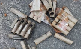 Đối tượng Xuân (bìa phải) khai nhận hành vi tại cơ quan công an *ảnh: Diệu Li nh