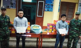 Đối tượng Tuấn và Linh cùng tang vật *ảnh: Duy Chiến