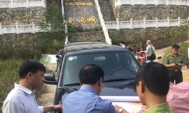 Đoàn kiểm tra TP Lạng Sơn làm việc tại tiền sảnh "Phim trường". Ảnh: Duy Chiến