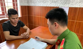 Đối tượng Hậu (bìa trái) khai nhận hành vi tại cơ quan công an .Ảnh: Diệu Linh