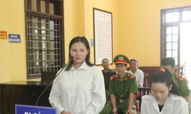 Bị cáo Viên ra tòa lĩnh án 7 năm tù vì bán con mình .Ảnh: Minh Anh