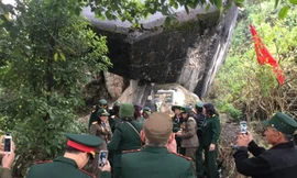 Cựu chiến binh Sư đoàn 338 tâm nhang tại pháo đài Đồng Đăng .Ảnh: Duy Chiến